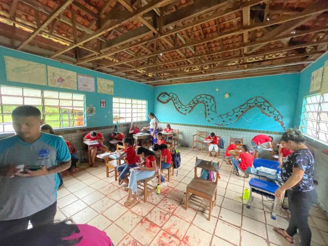 Estudante do Ifes realiza atividade de microscopia em comunidade indígena no Amapá